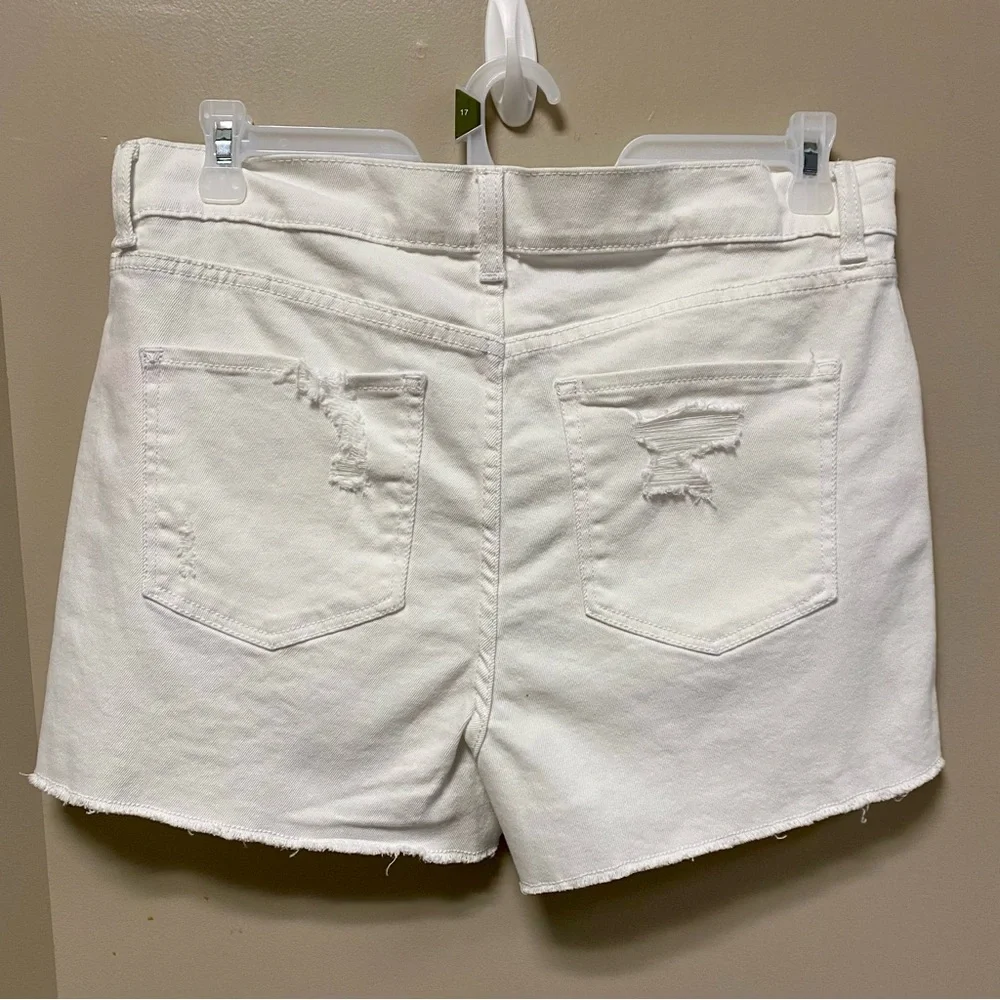 No Boundaries Sz 17 Vivid White Curvy Denim Shorts 🩳 NWT Destructed - Picture 2 of 5